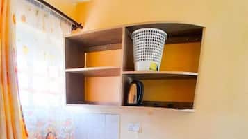 Estudi clàssic | Cuina privada | Frigorífic, microones i utensilis de cuina, vaixella i coberteria