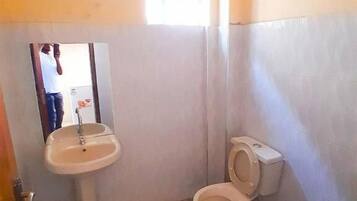 Ducha, artículos de tocador gratuitos, pantuflas, toallas