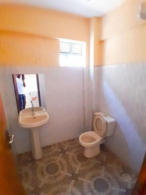 Classic Studio | Bathroom | Shower, free toiletries, slippers, towels