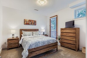 2 bedrooms, iron/ironing board, travel crib, free WiFi - Bright LoHi Townhome – Dine, Drink, Explore Denver (Denver)
