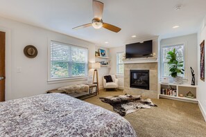 2 bedrooms, iron/ironing board, travel cot, free WiFi - Bright LoHi Townhome – Dine, Drink, Explore Denver (Denver)