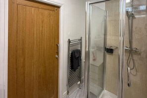 Douche, serviettes fournies, papier de toilette
