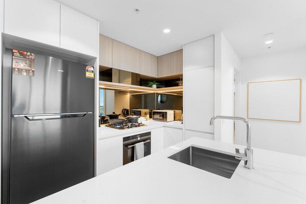 ثلاجة، ميكروويف، فرن، موقد طهي مسطح