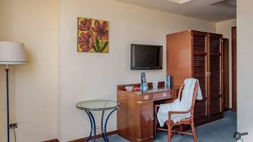 Standard-Dreibettzimmer | Zimmersafe, Schreibtisch, kostenloses WLAN