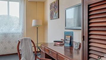 Habitación triple estándar | Escritorio, cunas (de pago), wifi gratis y ropa de cama