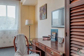 Standard Triple Room | Desk, cribs/infant beds, free WiFi, bed sheets