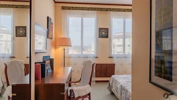 Doppelzimmer, Meerblick | Zimmersafe, Schreibtisch, kostenloses WLAN