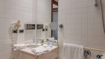 Kostenlose Toilettenartikel, Haartrockner, Handtücher, Toilettenpapier