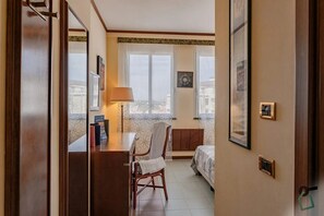 Dobbeltrom, sjøutsikt | Skrivebord, barnesenger, wi-fi (inkludert) og sengetøy