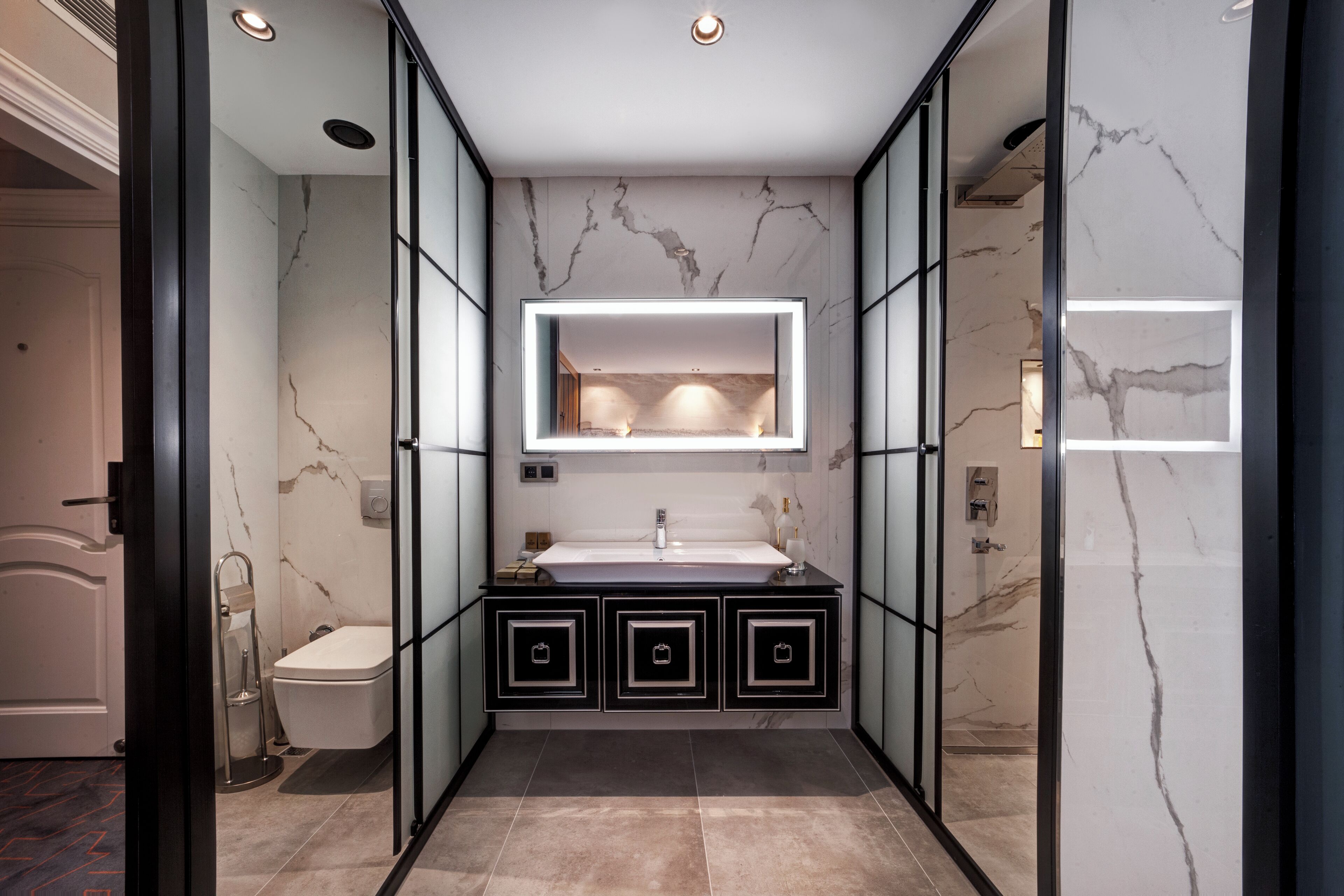 Kamar Deluks, pemandangan kota | Kamar mandi | Sandal