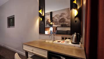 Deluxe Triple Room, City View | Desk, free WiFi
