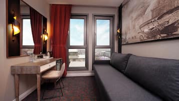 Escritorio, espacio para trabajar con laptop y wifi gratis