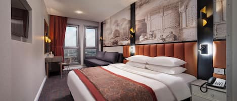 Deluxe-værelse til 3 personer - byudsigt | Skrivebord, arbejdsområde til bærbare computere, gratis Wi-Fi