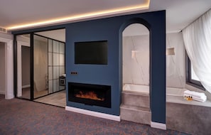 Deluxe Room, City View | Desk, laptop workspace, free WiFi