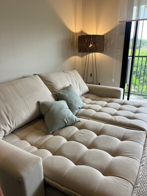 Living area - Modern apartment with swimming pool, movie theater and garage - near Shopping del Sol (Asunción)