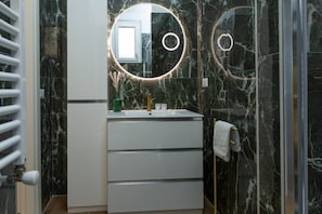 Shower, hair dryer, bidet, towels