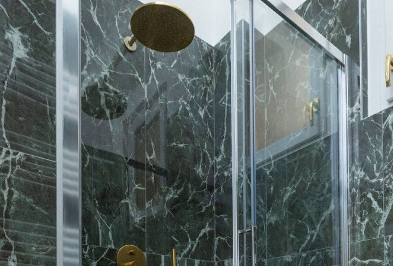 Een douche, een haardroger, een bidet, handdoeken