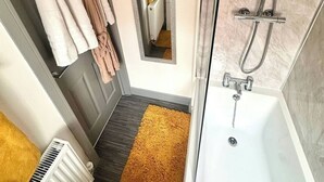 Dusj, hårføner, håndklær og toalettpapir