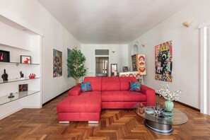 Huoneisto, 3 makuuhuonetta, parveke, kaupunkinäköala | Oleskelualue | 30–tuumainen televisio, jossa satelliittikanavat