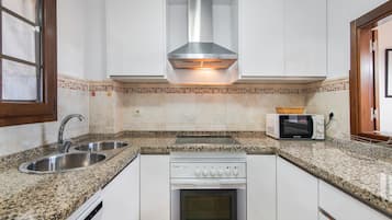 Refrigerador, microondas, horno, placa de cocina