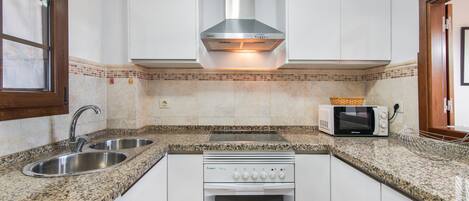 Frigorífico, microondas, horno y placa de cocina