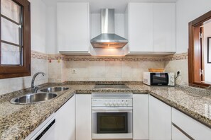 Een koelkast, een magnetron, een oven, een kookplaat