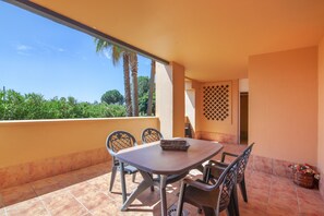 Outdoor dining - Apartment 'Albatros' with Shared Pool, Private Terrace and Wi-Fi (Ayamonte)