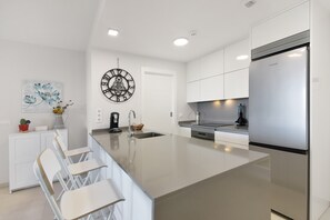 Fridge, microwave, oven, stovetop - Apartment 'Los Flamencos' with Sea View, Wi-Fi and Air Conditioning (Isla Canela)