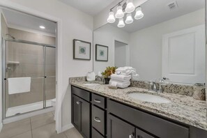Shower, hair dryer, towels - Windsor Island Oasis (Davenport)