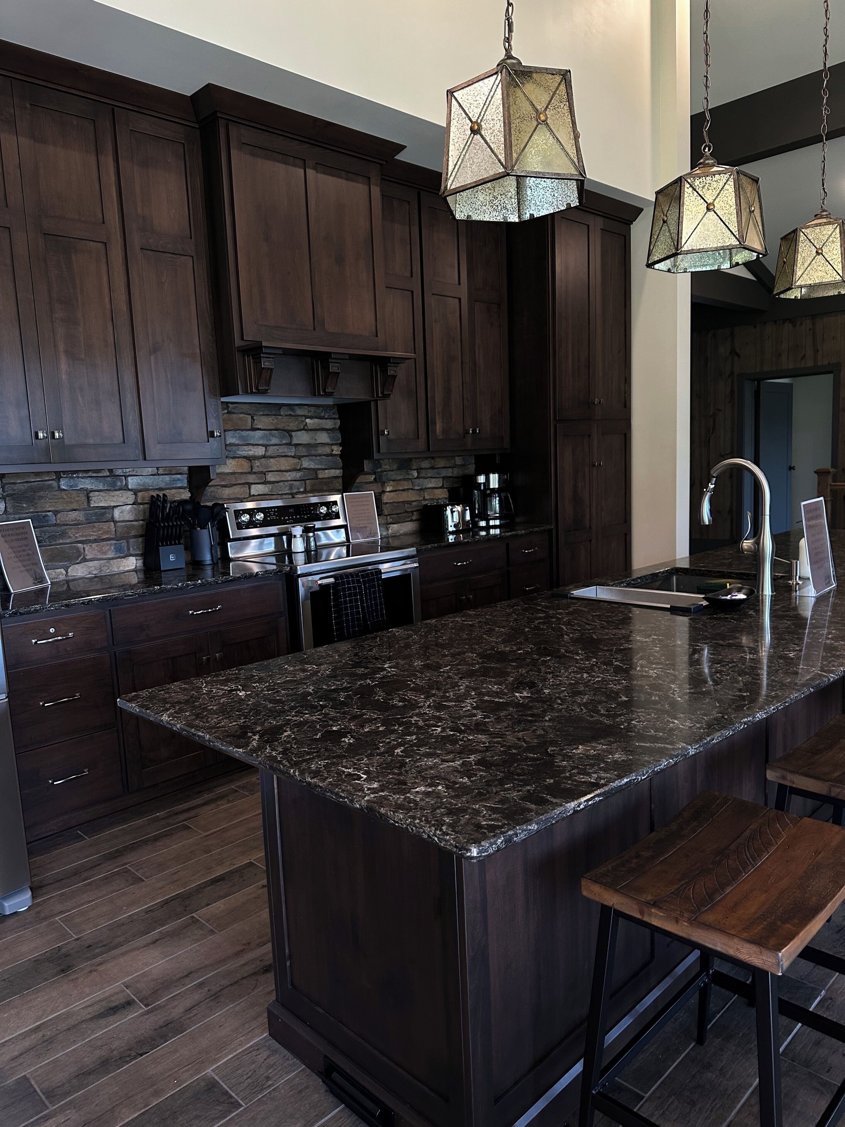 Micro-ondes, four, plaque de cuisson, lave-vaisselle