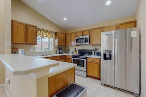 Fridge, microwave, stovetop, dishwasher - Magic Memories Getaway (Davenport)