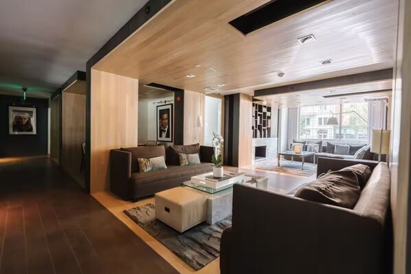 TV - 2 Units | Washington DC Loft Stay | Pet-Friendly | Near Kennedy Center & Dining (Washington)