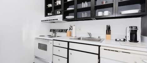 Réfrigérateur, four à micro-ondes, cafetiÚre-théiÚre