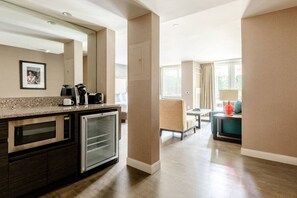 Interior - 2500 Penn Washington | Extended Stay Savings | Work Desk & Gym (Washington)
