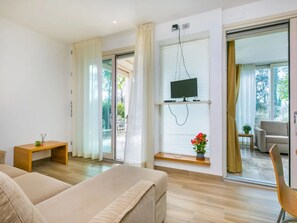 Standaard bungalow, patio, uitzicht op tuin | Woonruimte | Een 32-inch flatscreentelevisie met digitale zenders