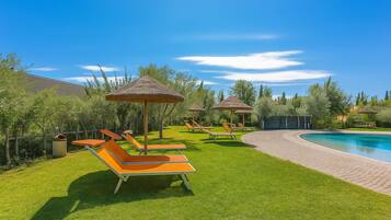 Außenpool (je nach Saison geöffnet), Sonnenschirme, Liegestühle