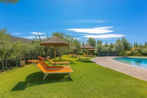 حمّام سباحة خارجي موسمي، مظلات على حمّام السباحة، مقاعد للتشمس