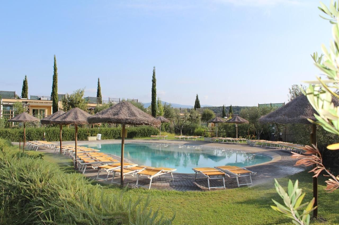 Piscina stagionale all'aperto, ombrelloni da piscina, lettini