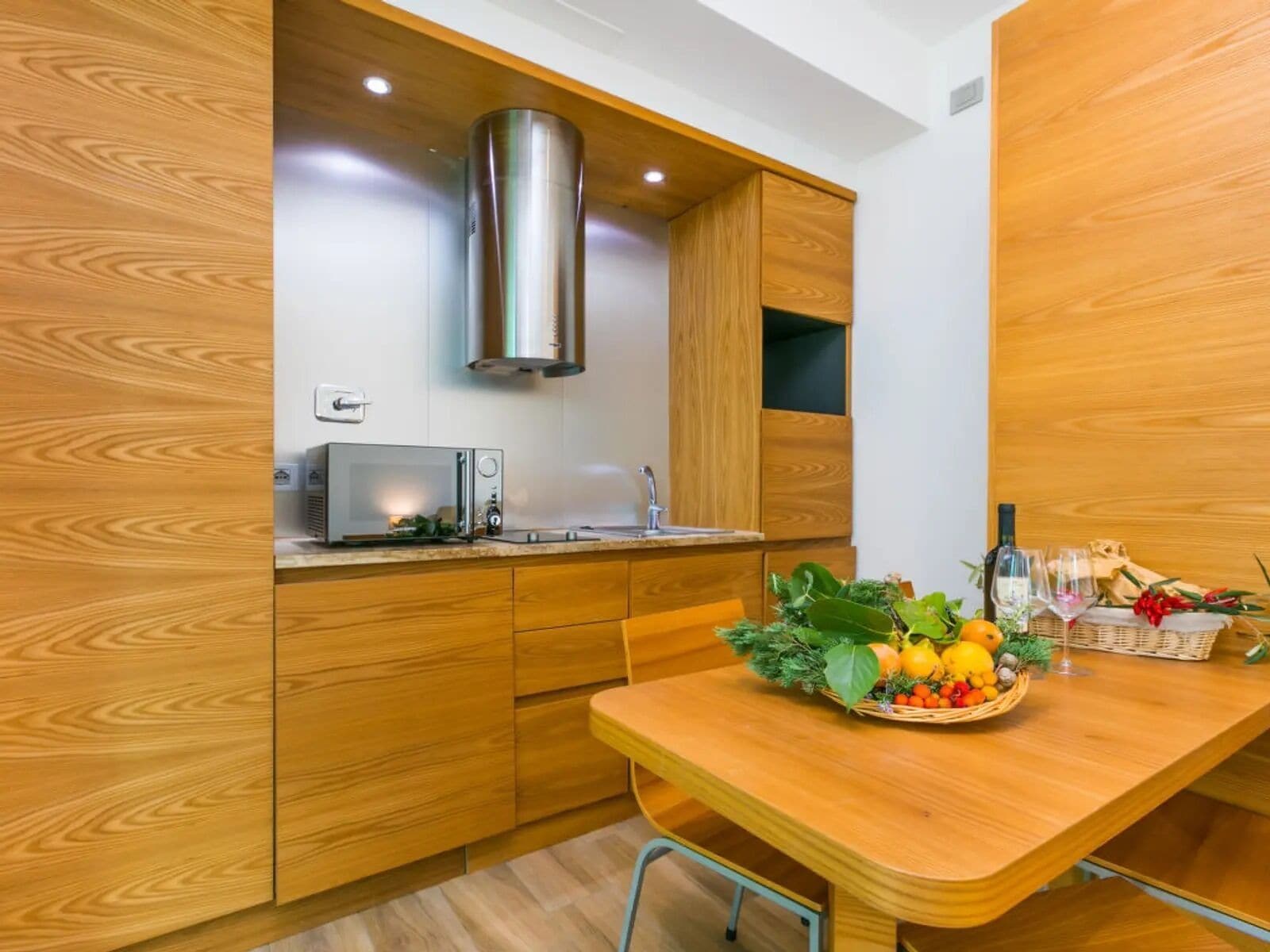 Bungalow Standard, patio, vista giardino | Cucina privata | Macchina per caffè espresso, prodotti per la pulizia, tavolo da pranzo