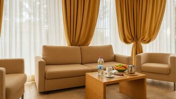 Bungalow superior, patio, vista al jardín | Área de sala de estar | Televisión de pantalla plana de 32 pulgadas con canales digitales