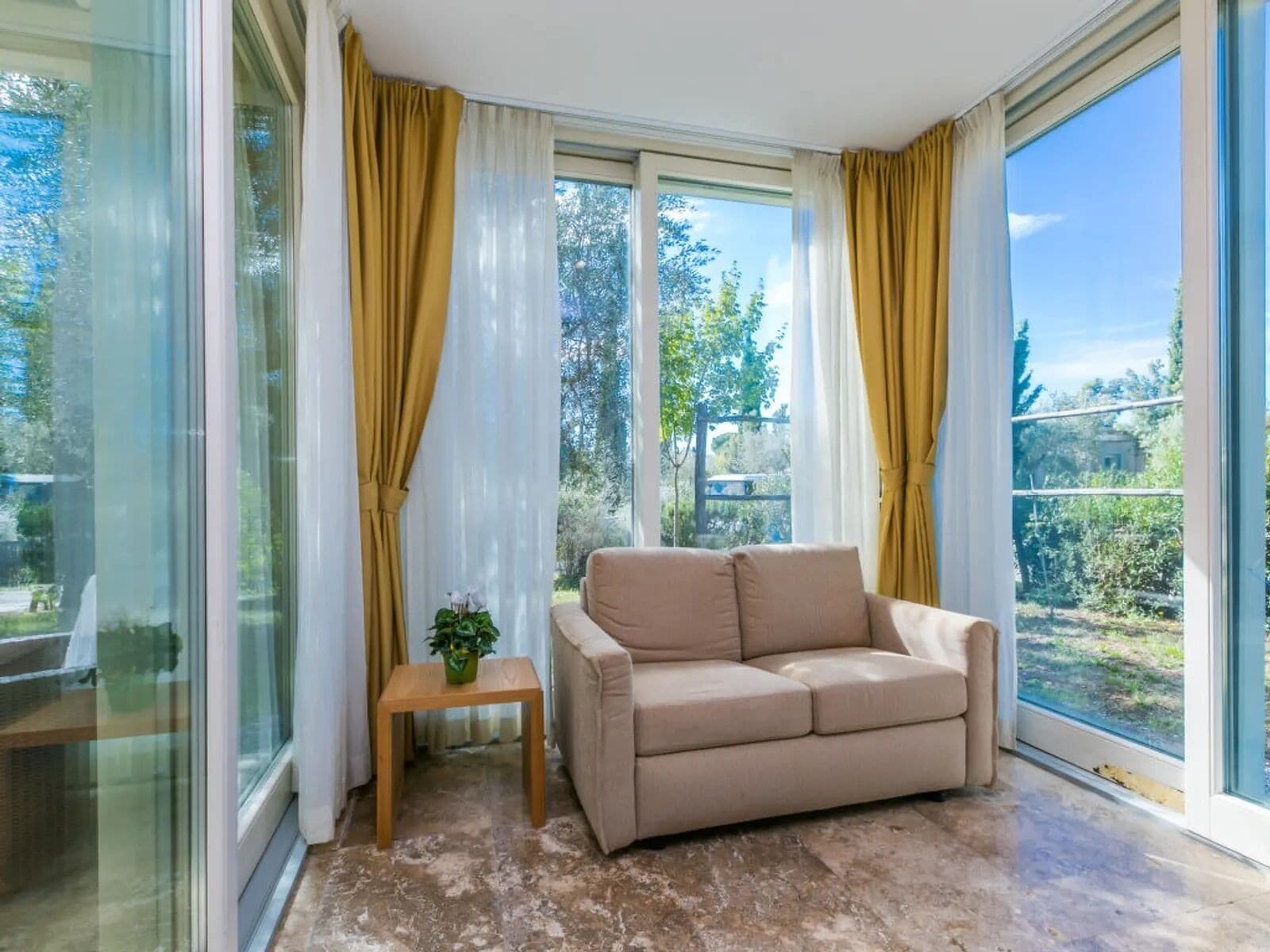 Standard-Bungalow, Terrasse, Gartenblick | Wohnbereich | 32-Zoll-Flachbildfernseher mit Digitalempfang