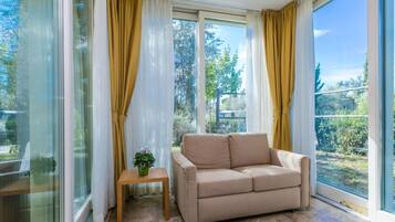 Bungalow estándar, patio, vistas al jardín | Zona de estar | Televisión de pantalla plana de 32 pulgadas con canales digitales