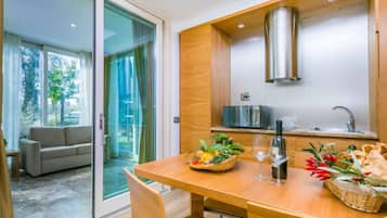 Bungalow Standard, patio, vista giardino | Cucina privata | Macchina per caffè espresso, prodotti per la pulizia, tavolo da pranzo