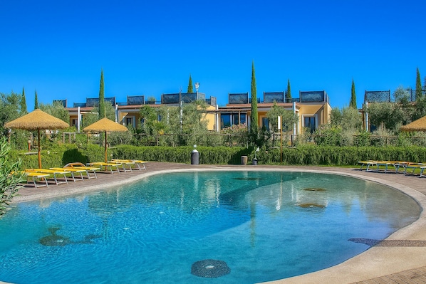 Hồ bơi ngoài trời phục vụ theo mùa, dù/ô trên bãi biển/hồ bơi