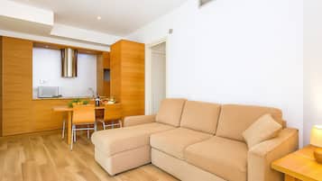 Bungalow estándar, patio, vista al jardín | Área de sala de estar | Televisión de pantalla plana de 32 pulgadas con canales digitales