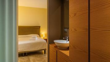 Bungalow superior, patio, vista al jardín | Caja de seguridad en la habitación y wifi gratis