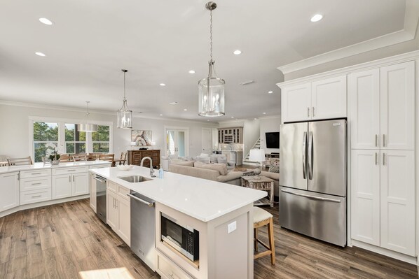 Réfrigérateur, micro-ondes, four, plaque de cuisson