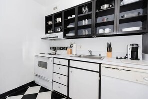 Fridge, microwave, oven, coffee/tea maker - 4 Units | Spacious Family Stay in DC | Kitchen & Gym | Near Iconic Landmarks (Washington)