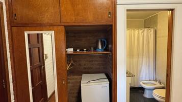 Classic-Zweibettzimmer, Terrasse, Blick auf den Innenhof (Room 8)