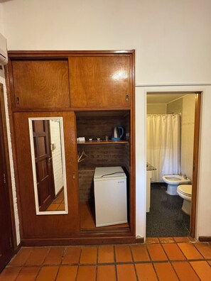 Habitación clásica con 2 camas individuales, patio, vista al patio (Room 8) | Caja de seguridad en la habitación, wifi gratis y ropa de cama 